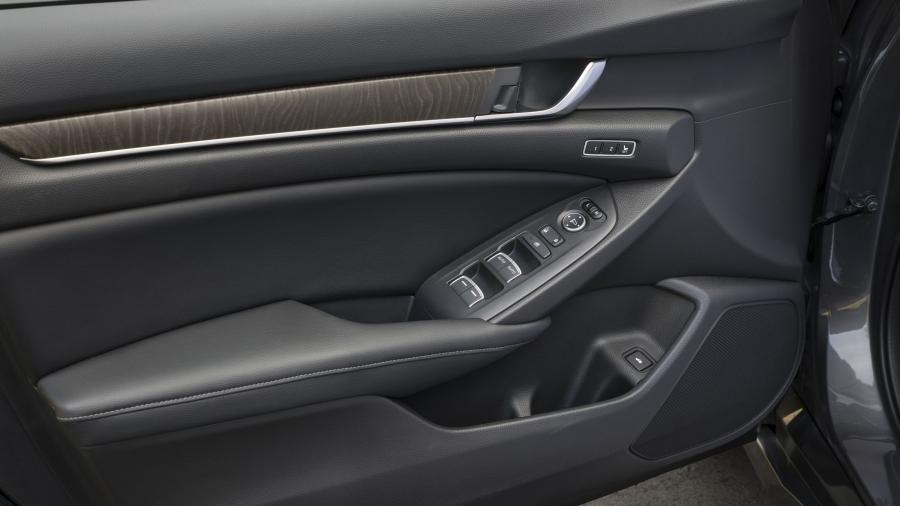 Детали интерьера Honda Accord Touring Hybrid 2017 года  (NA) (фото 72 из 170)